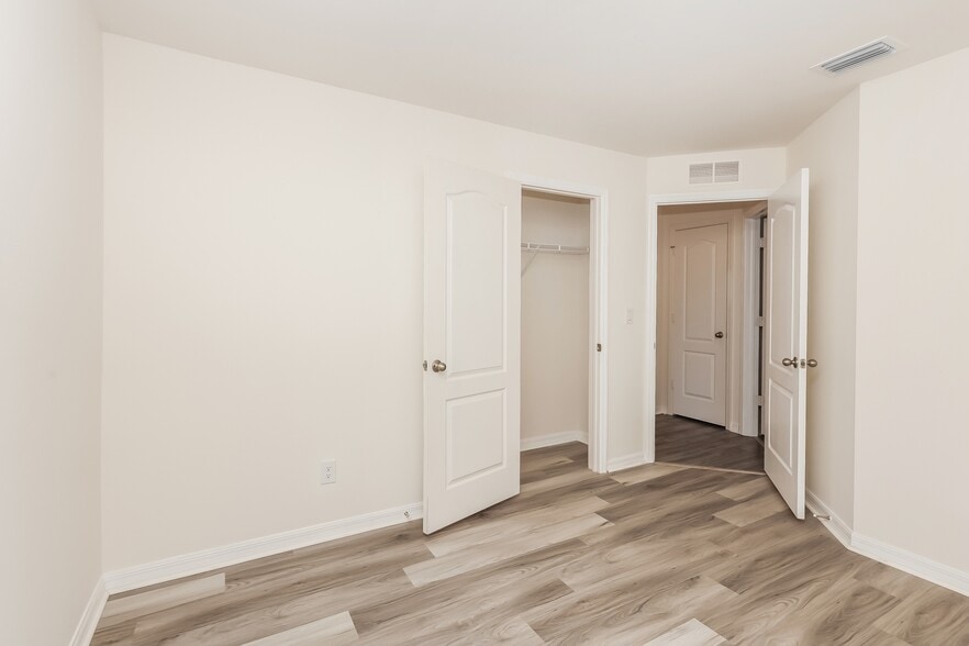 Building Photo - 885 Youngreen Dr