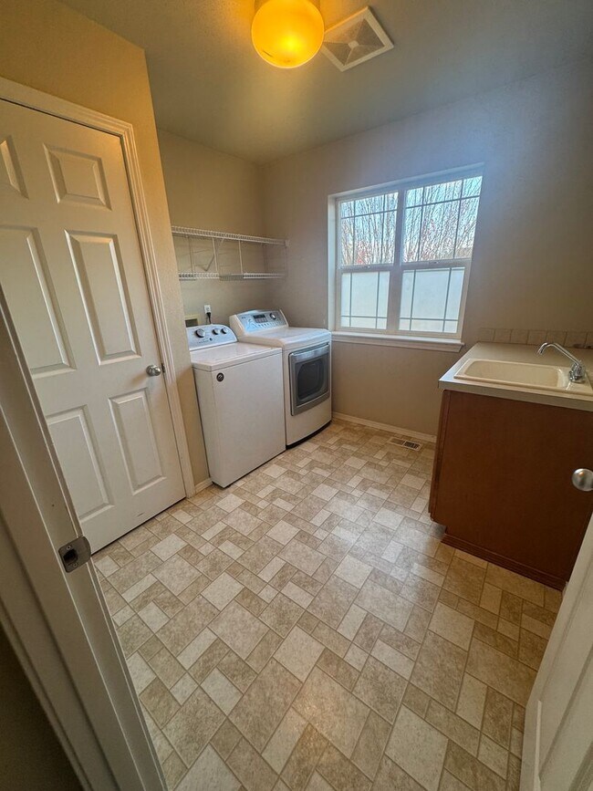 Building Photo - Three Bedroom, 2 Bath Home with New Carpet...