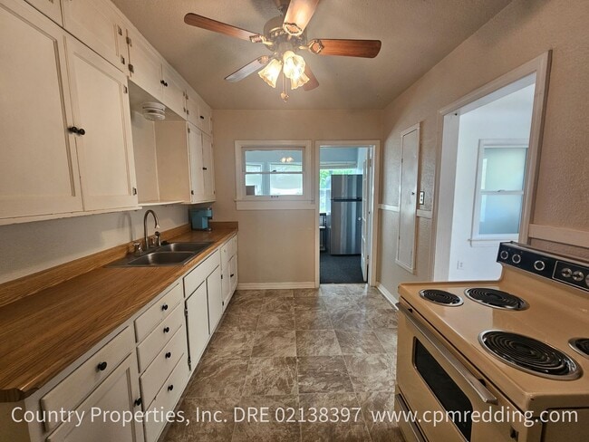 Building Photo - Available Now! Downtown 3-Bedroom with Old World Charm and Modern Amenities!