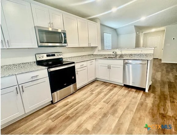 Building Photo - 452 Lynwood Gold