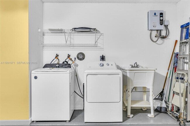 Building Photo - 1579 Banyan Way