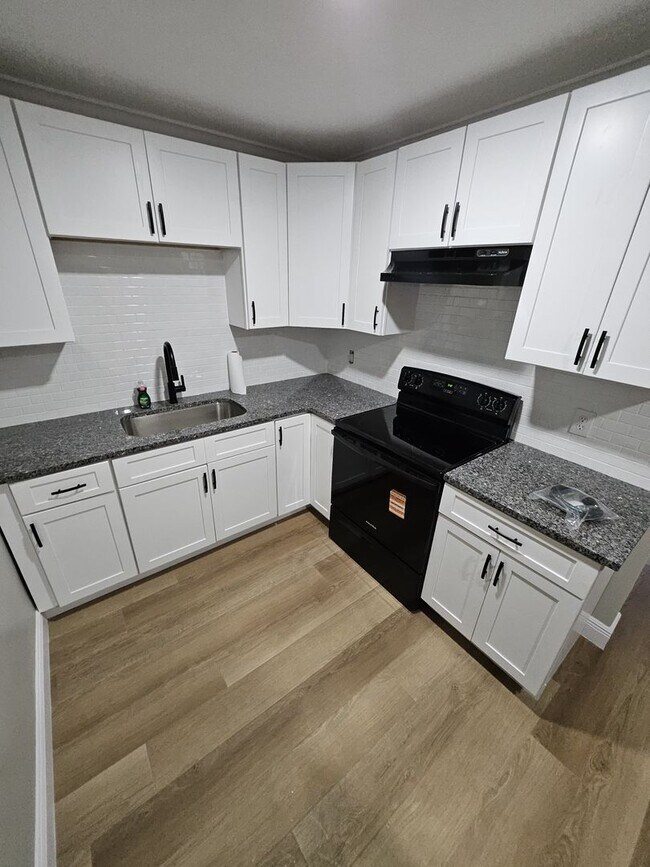 Building Photo - FOR RENT!!! SIMPLY STUNNING  3 BEDROOM 2 B...