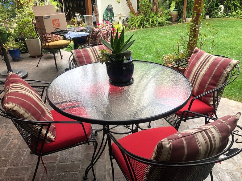 Patio set - 1959 N Catalina St