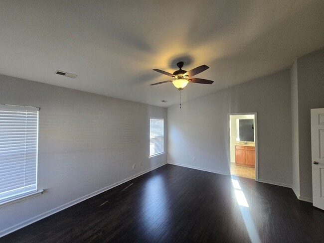 Building Photo - Beautiful 3 Bed 3 Bath Home in Amberly – Prime Triangle Location!