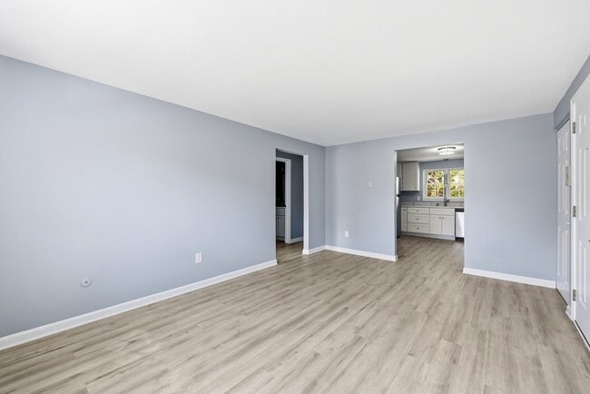 Building Photo - 8 Maple Crest Cir