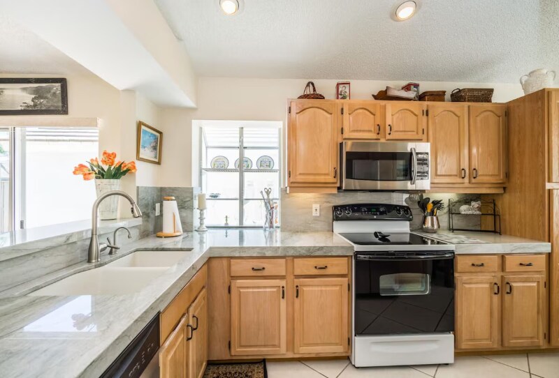 Building Photo - 20 Commodore Pl