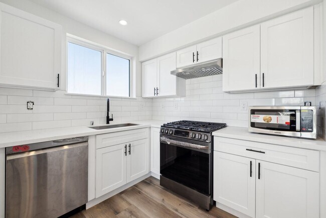 Building Photo - 1314 W 35th Pl