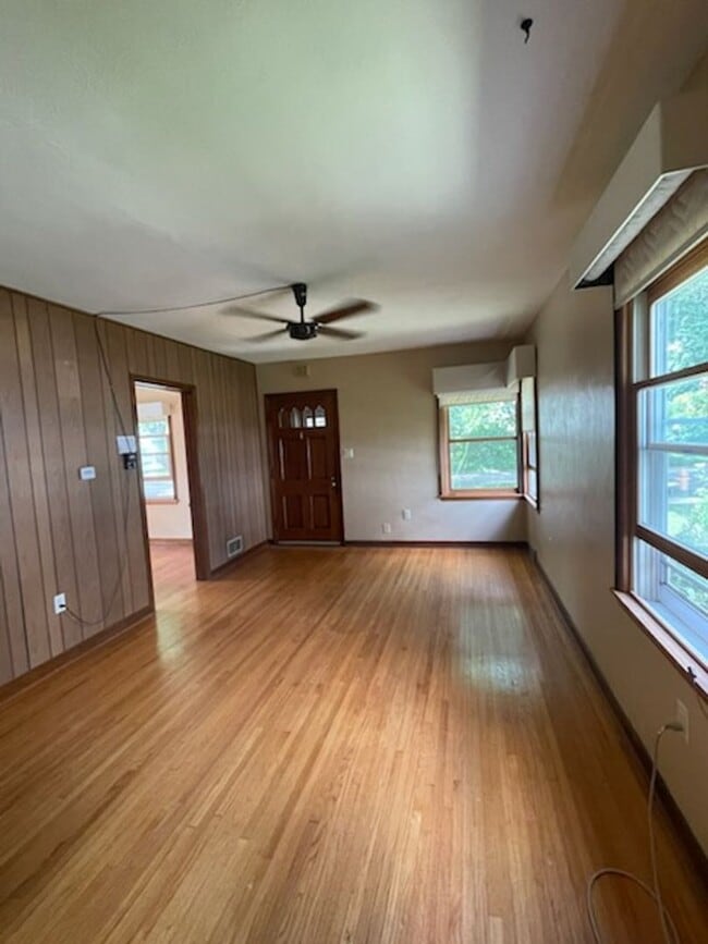 Building Photo - Great Eastside Location 3-Bedroom Bungalow...