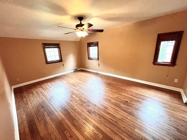 Building Photo - Pittsburgh - 3 Bedroom 1.5 Bathroom - Stunning Home