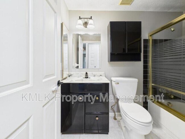 Building Photo - 874 Pleasant St