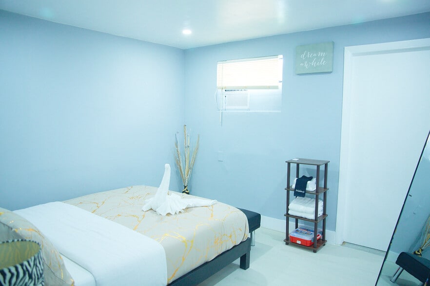 Building Photo - 414 N 60th Way