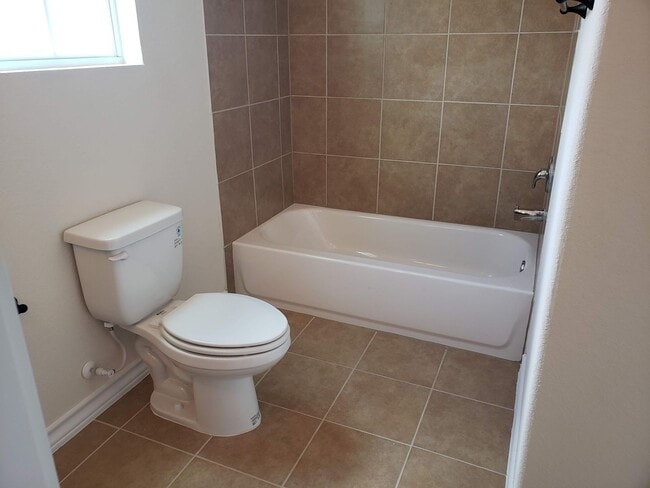 Building Photo - Townhome END unit