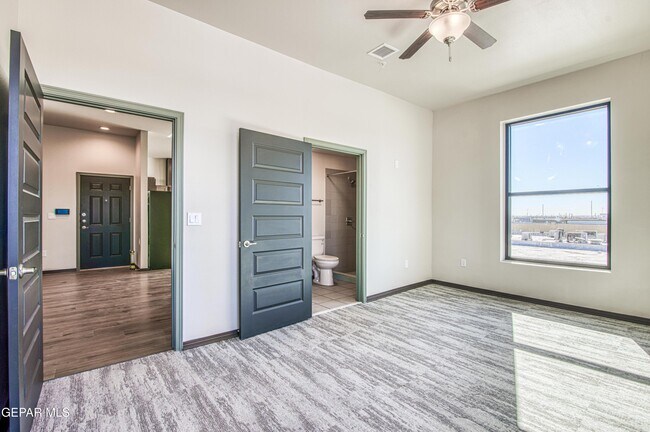 Building Photo - 312 E Overland Ave