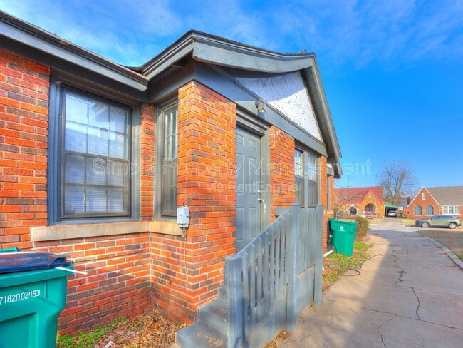 Building Photo - 816 NE 20th St