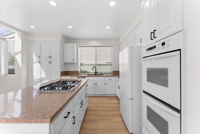 Building Photo - 4 Bed/2.5 Bath Vista Residence Beautifully Upgraded and Ready for Move In!