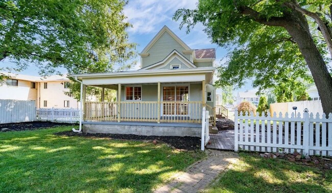 Building Photo - Welcome home to this spacious and unique 5...