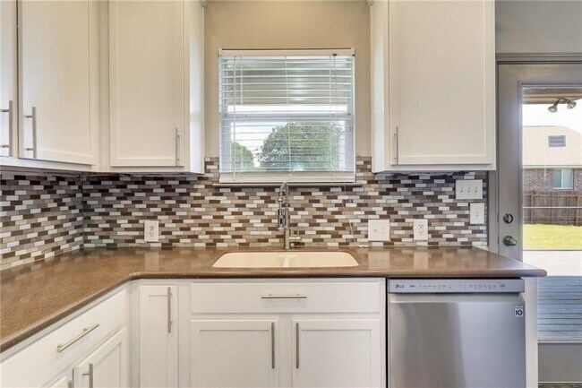 Building Photo - 15113 Fernhill Dr