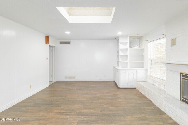 Building Photo - 8608 Catalpa Ln