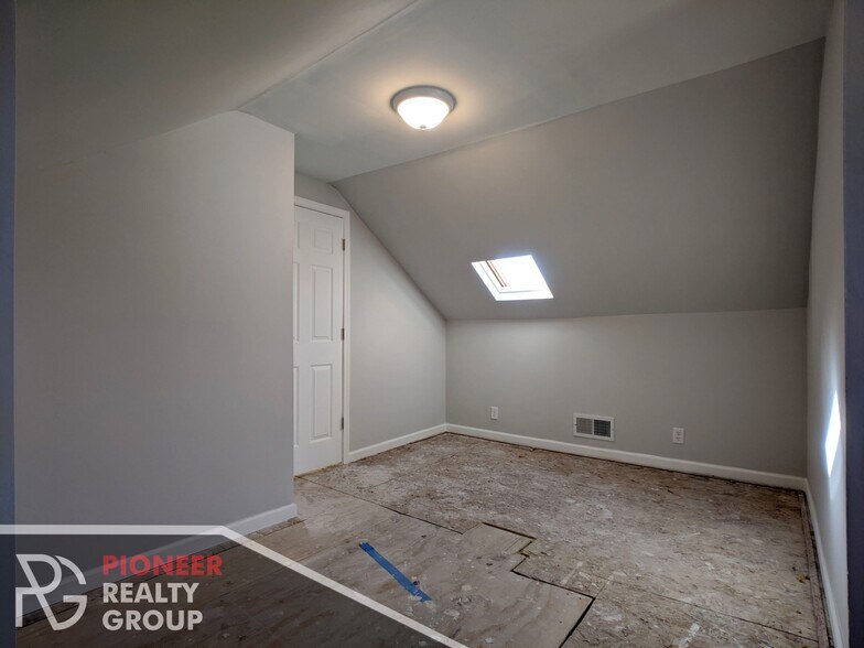 Building Photo - 1520 W Melrose St