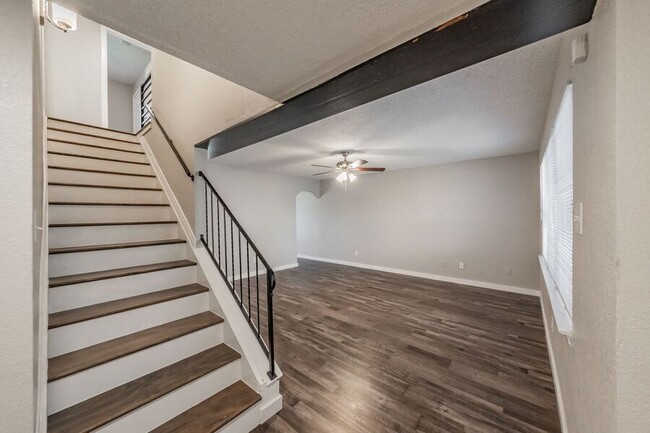 Building Photo - SPACIOUS UPDATED TOWNHOME - 1440SF