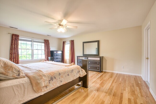 Building Photo - 9 Mayflower Ln