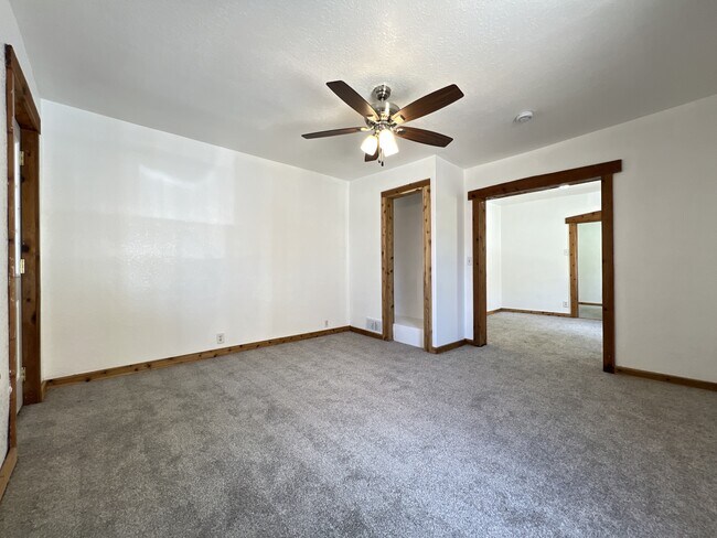 Building Photo - 943 High Bluff St