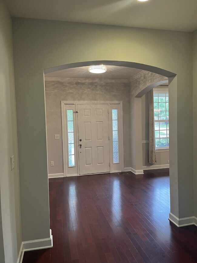 Building Photo - "Charming 4-Bed Home in Mt. Juliet's Sterl...