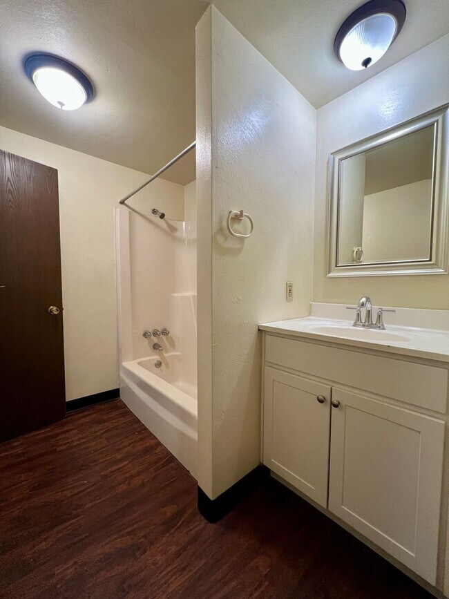 Building Photo - Wonderful 1BR in Lovely Location! Beautifu...
