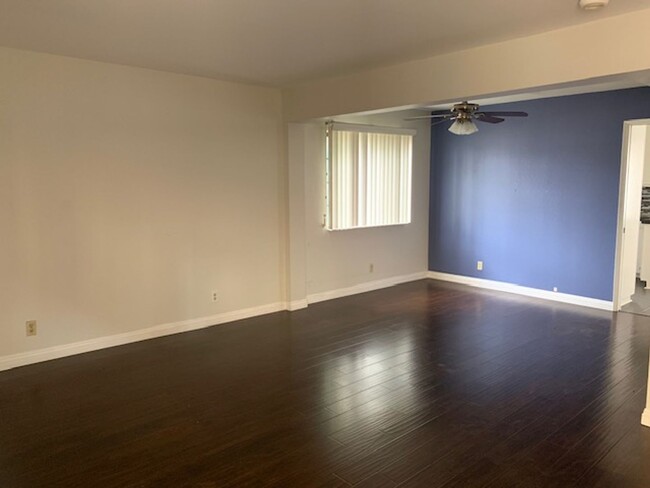 Building Photo - Beautiful 2 Bedroom 2 1/2 Bathroom Van Nuy...