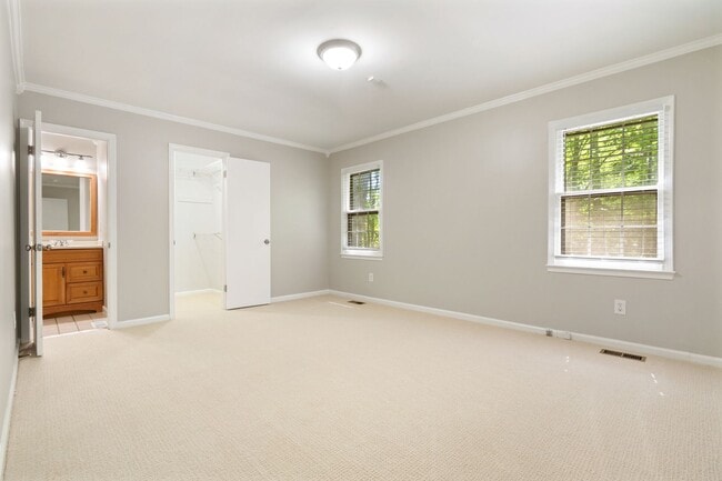 Building Photo - Renovated 3 Bed Ranch Style with large Fenced-in yard!