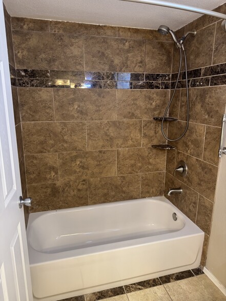 master shower/tub - 11011 N 92nd St