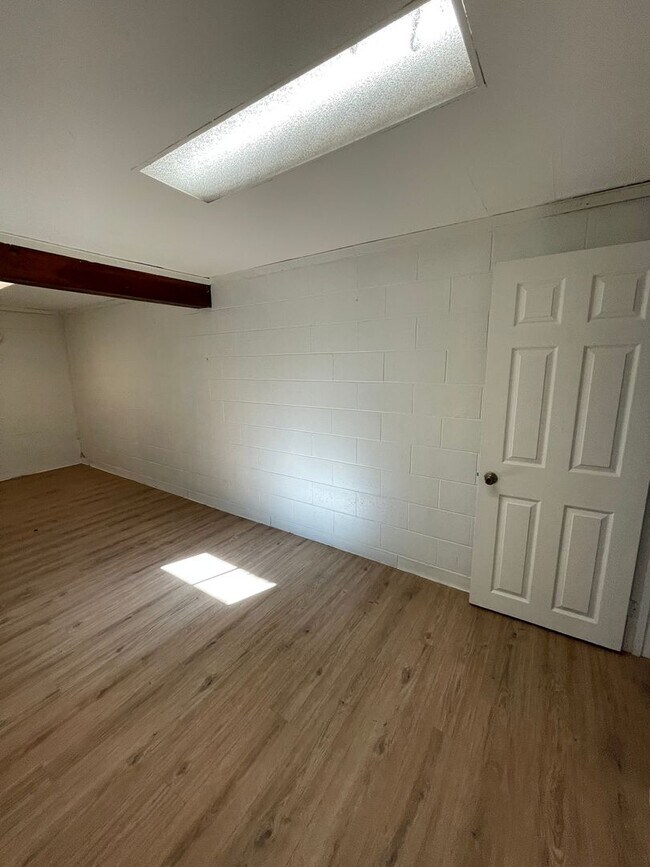 Building Photo - 402 N 6th Ave