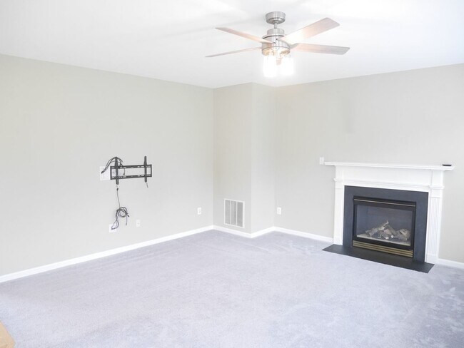 Building Photo - Spacious & Stylish 4-Bedroom Home with Fin...