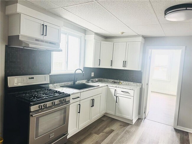 Building Photo - 804 Main St