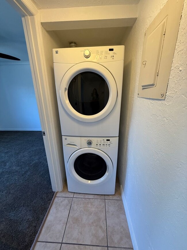 Building Photo - Spacious 2 bedroom 2 bathroom condo in gated community