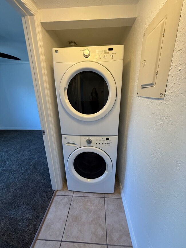 Building Photo - Spacious 2 bedroom 2 bathroom condo in gated community LEASING SPECIAL: HALF OFF 1 MONTH'S RENT F...