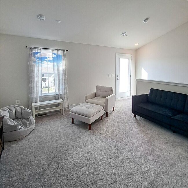 Building Photo - Gorgeous 4-Level Townhome with Rooftop Ter...