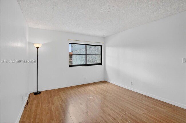 Building Photo - 200 Lakeview Dr