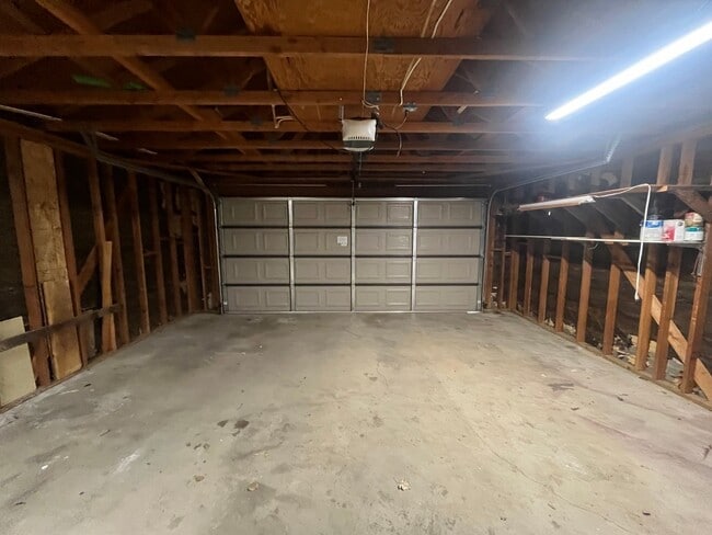 Building Photo - 3 Bed 2 Bath House located in the Heart of Tehachapi! Available 3/1/2026!