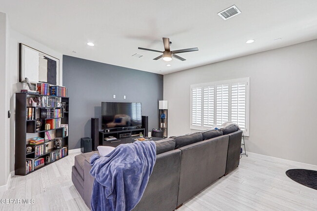 Building Photo - 325 Playa Vis St