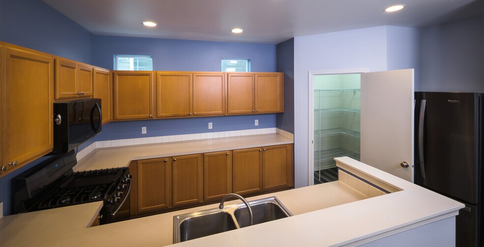 Building Photo - 7609 Rushmore Way NE