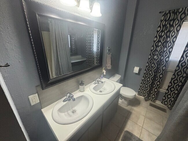 Building Photo - 1115 N Carlos Ave