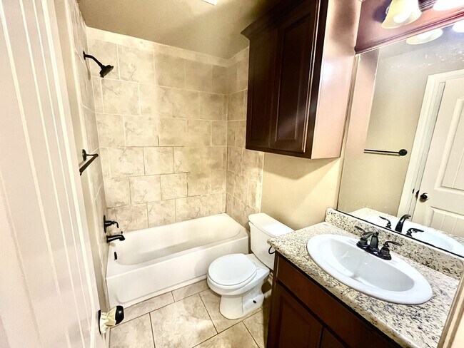 Building Photo - For Rent: 4 Bed | 2 Bath | Spacious Yard |...