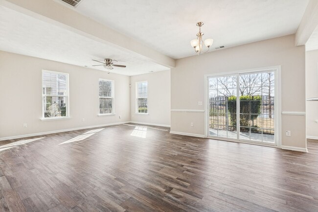 Building Photo - Suffolk Condo- Ready for move in