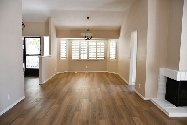 Building Photo - Newly remodeled and updated