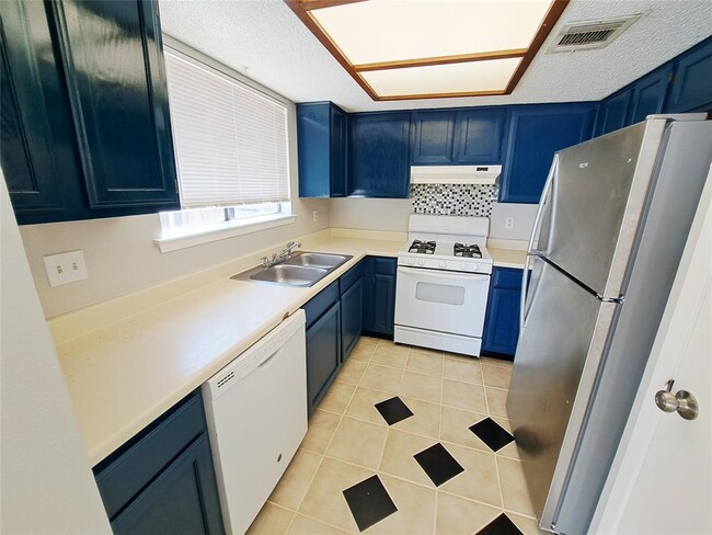 Building Photo - 9009 Sanger Dr