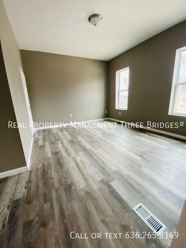 Building Photo - Spacious Ferguson 4 Bedroom 2 Bath Home