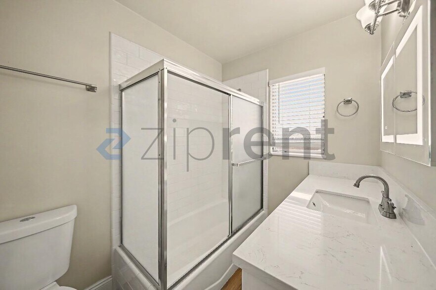 Building Photo - Unit