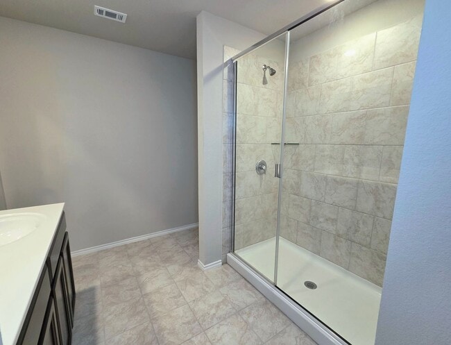 Building Photo - Open Concept 3 Bed 2 Bath