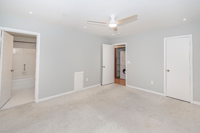 Building Photo - 118 Camelot Ct